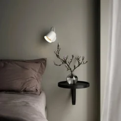 Angle vegglampe med USB - Hvit