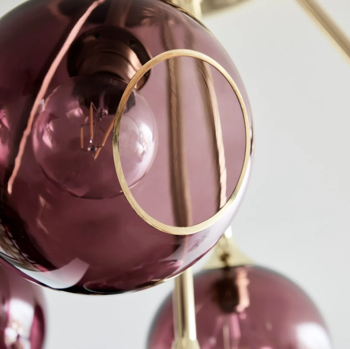 Ballroom Molecule taklampe - messing base/lilla glass