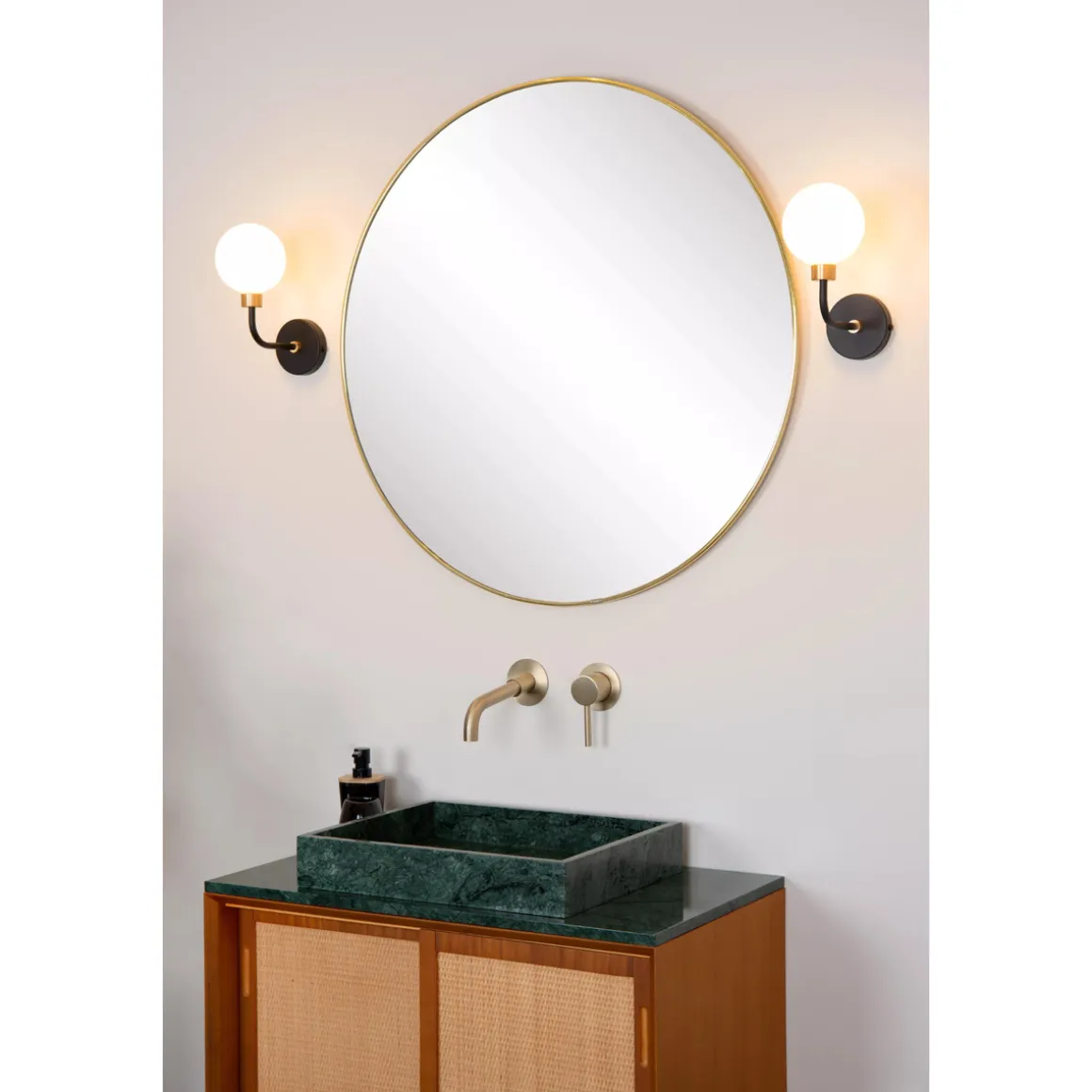 Berend vegglampe IP44 - Svart/Opal