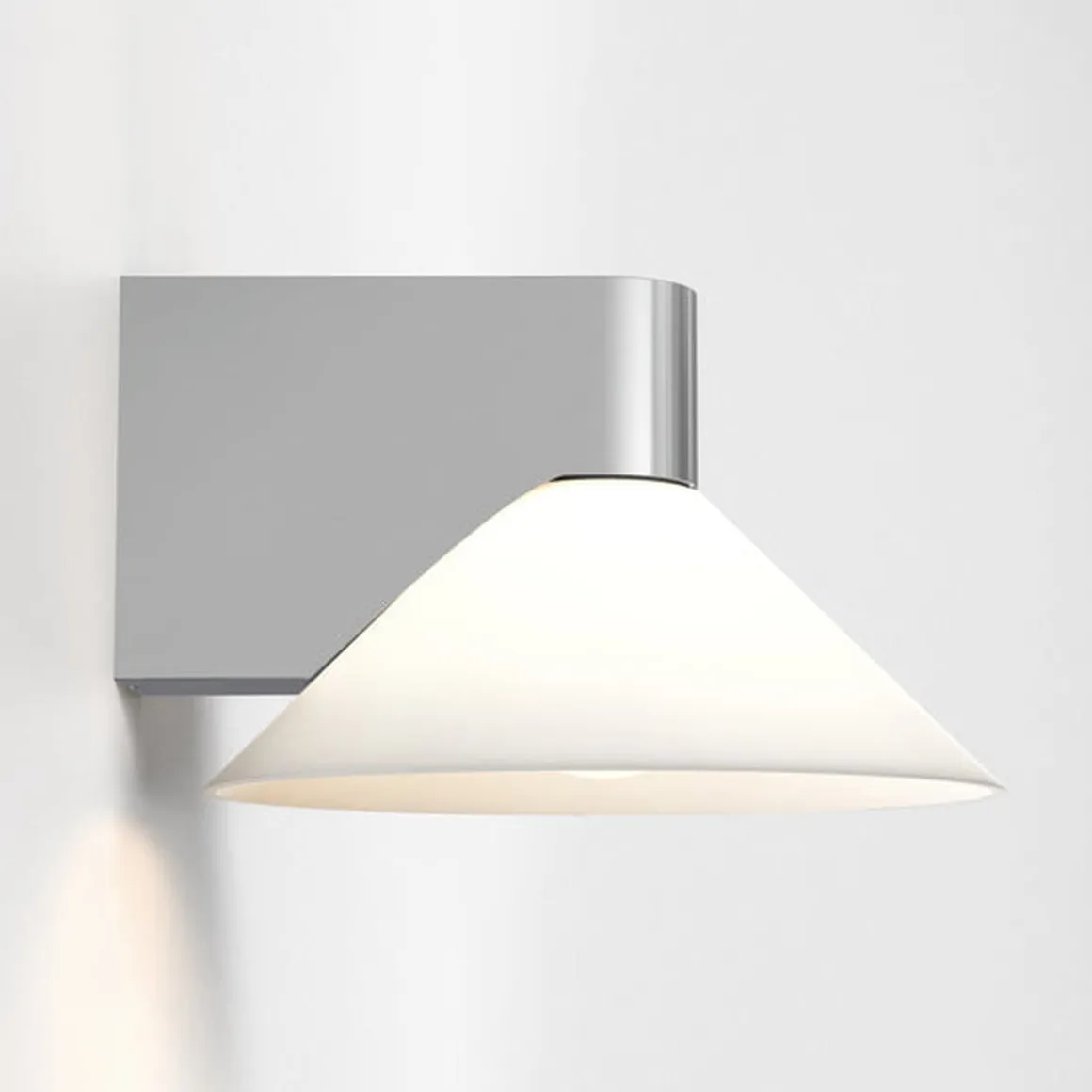 Conic vegglampe IP44
