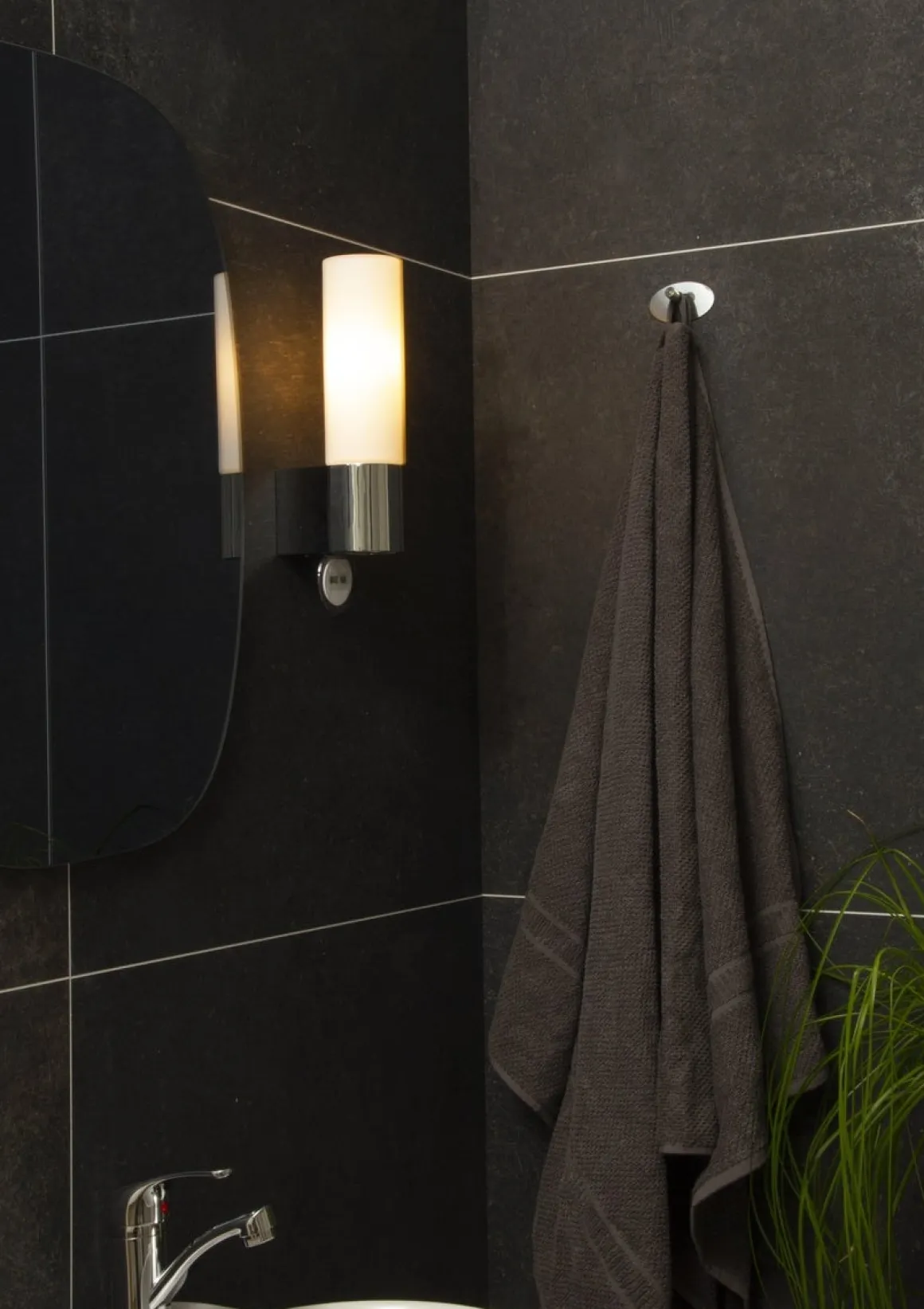 Cosenza vegglampe for baderom m/stikkontakt IP44