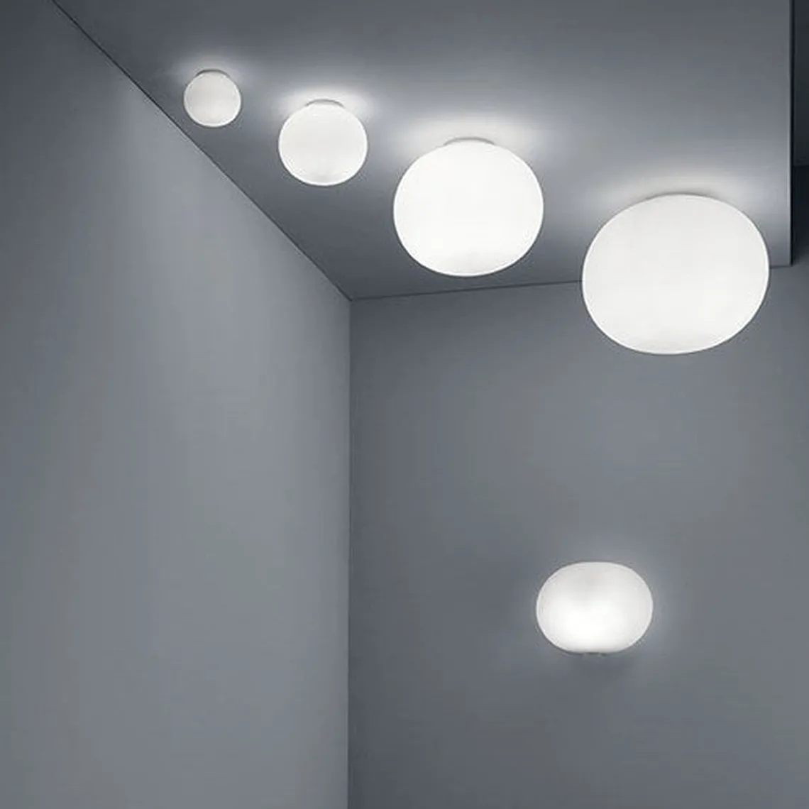 Flos Mini Glo-Ball C/W tak/vegg