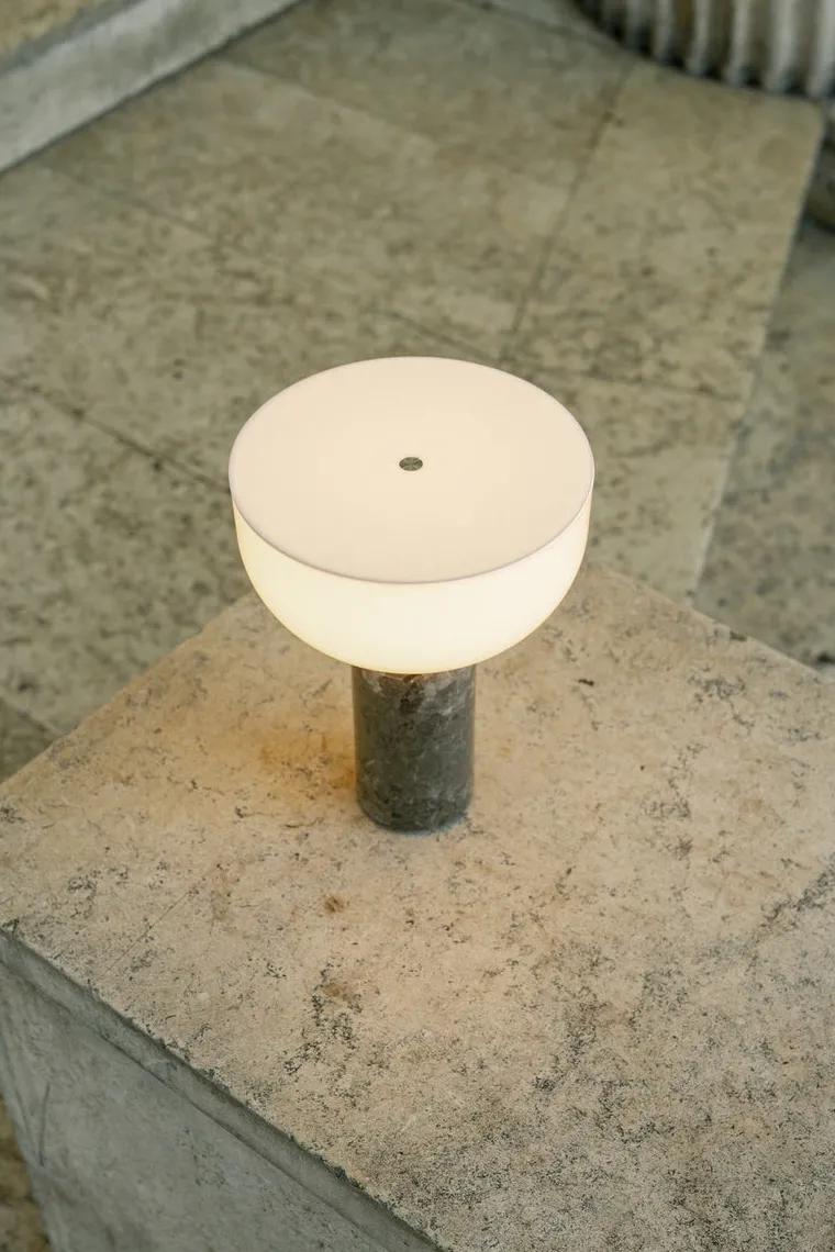 Kizu Portable bordlampe - Grå marmor