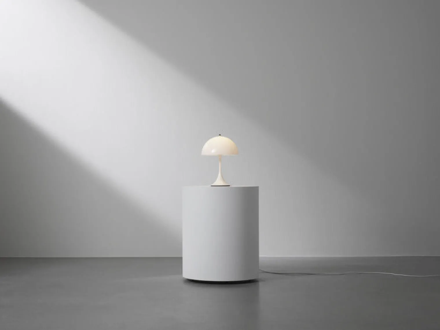 Louis Poulsen Panthella 250 Portable bordlampe