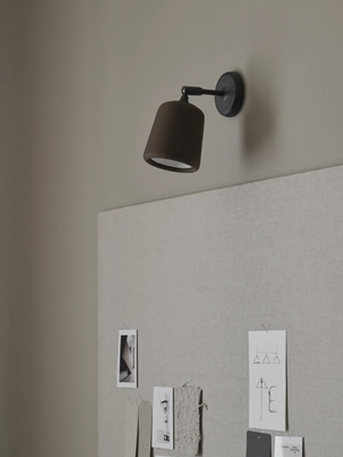 Material Vegglampe - Røkt Eik
