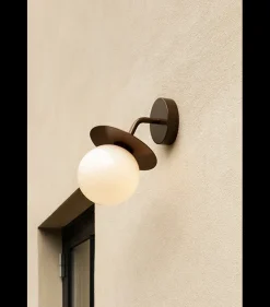 Nuura Liila utendørslampe - bronse/opal