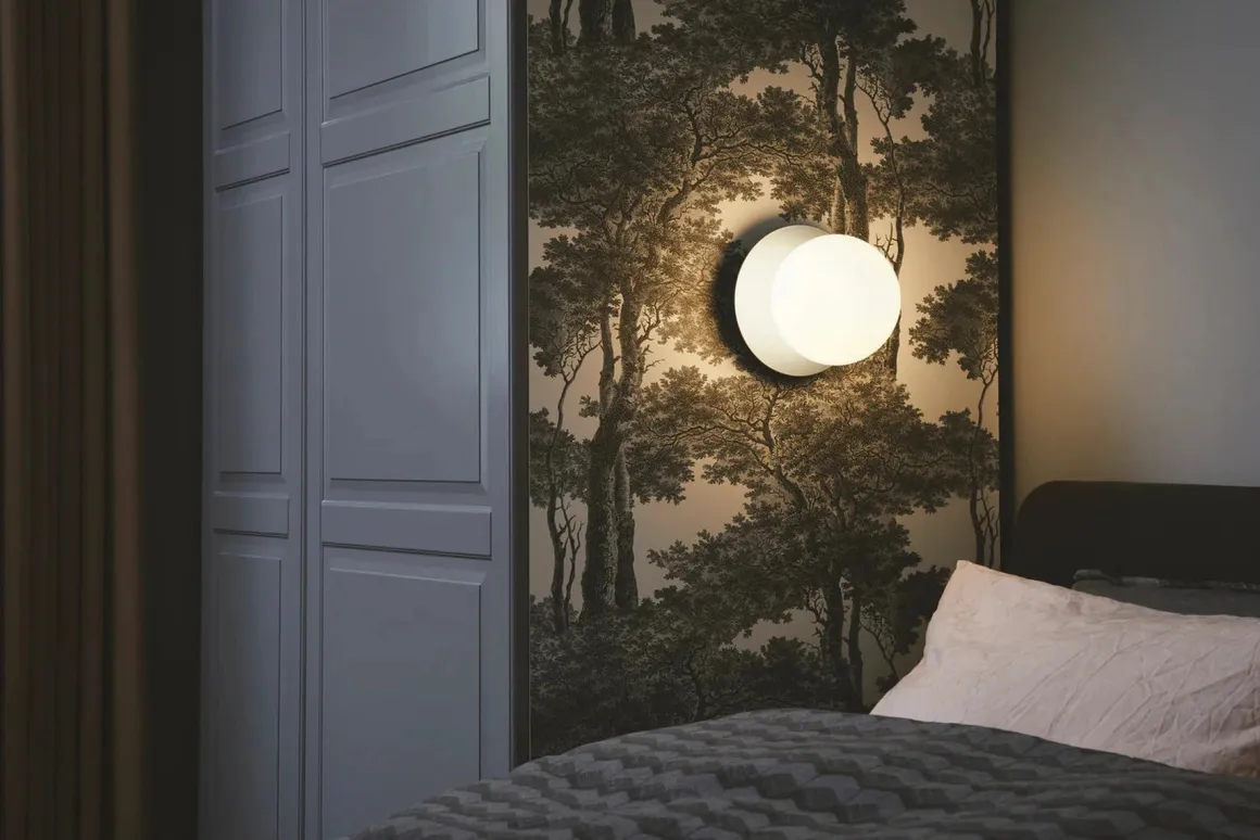 Nuura Liila 1 vegglampe/taklampe - medium - light silver / opal