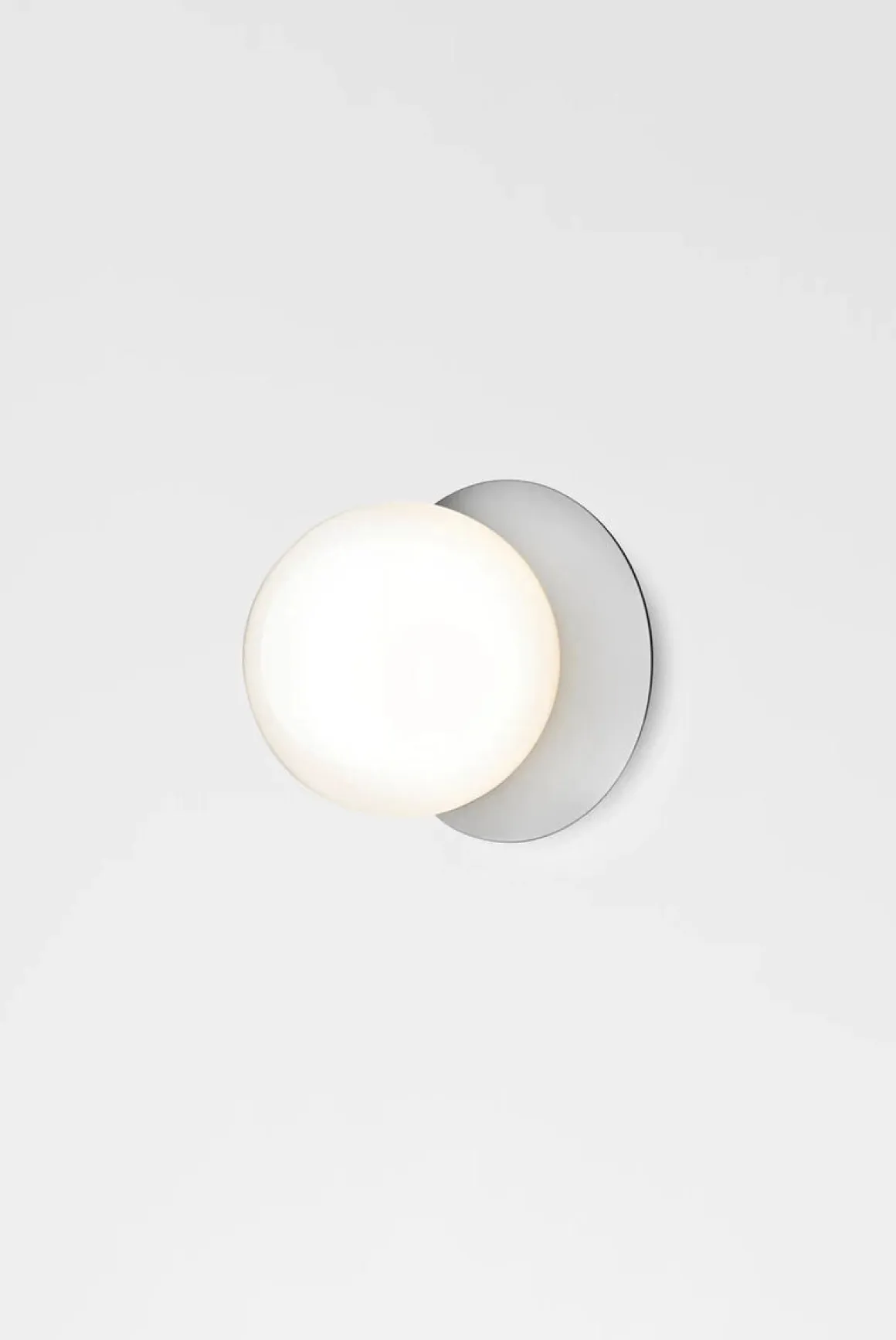 Nuura Liila 1 vegglampe/taklampe - medium - light silver / opal