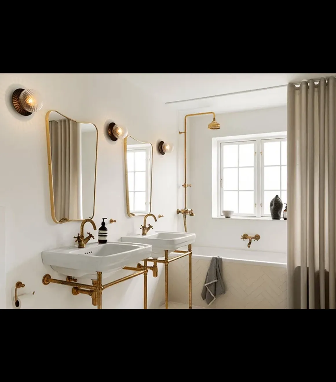 Nuura Liila 1 vegglampe/taklampe - medium - svart / optic