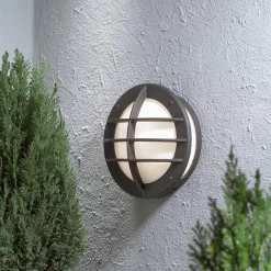 Oden vegglampe utendørs IP23 m/stikkontakt - Svart/Opal glass