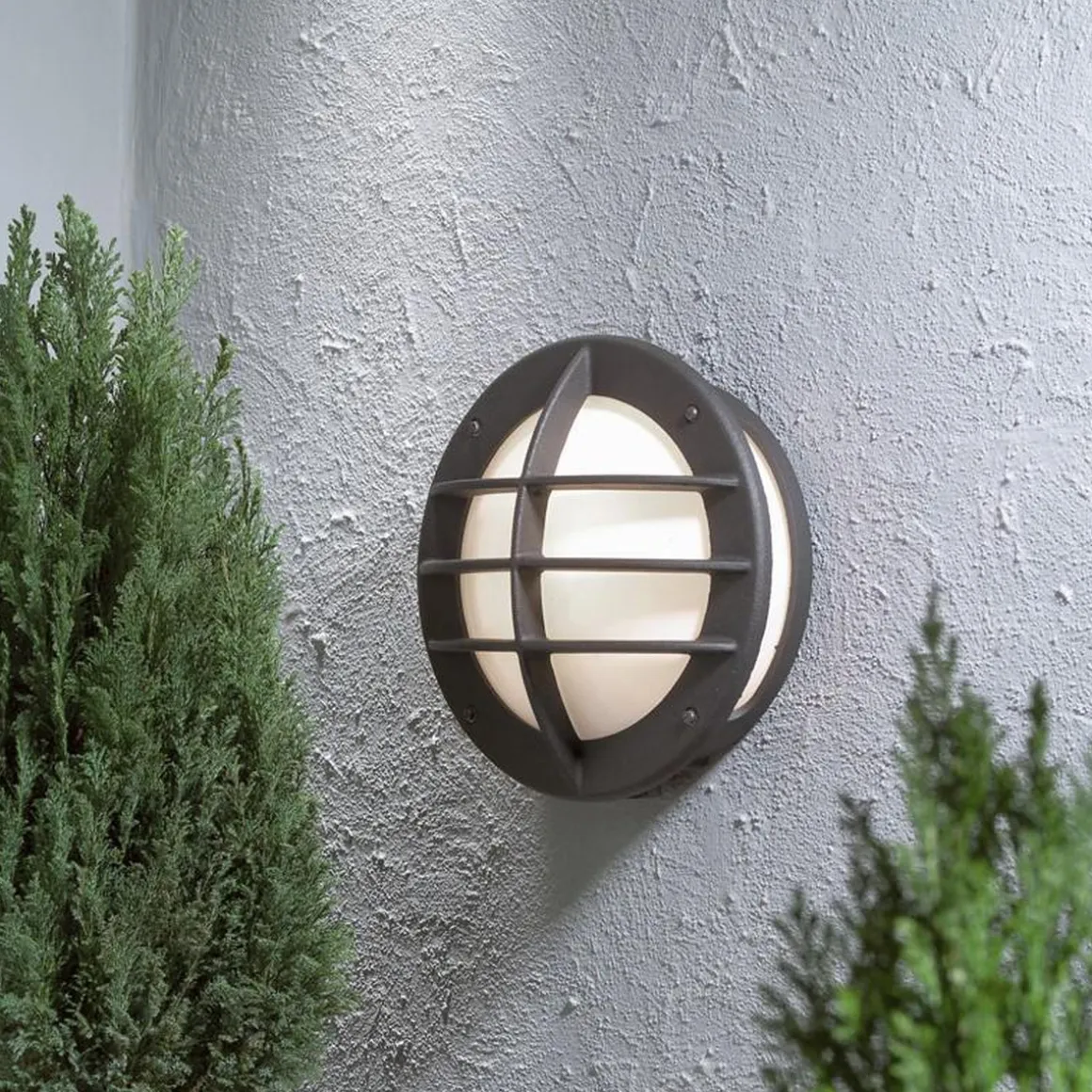 Oden vegglampe utendørs IP23 m/stikkontakt - Svart/Opal glass