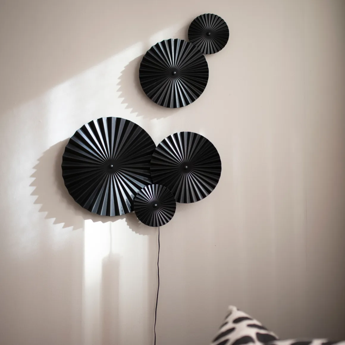 Omega vegglampe - Svart