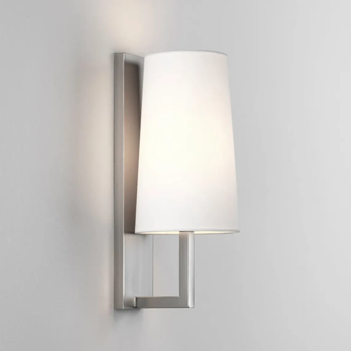 Riva 350 vegglampe IP44 med skjerm