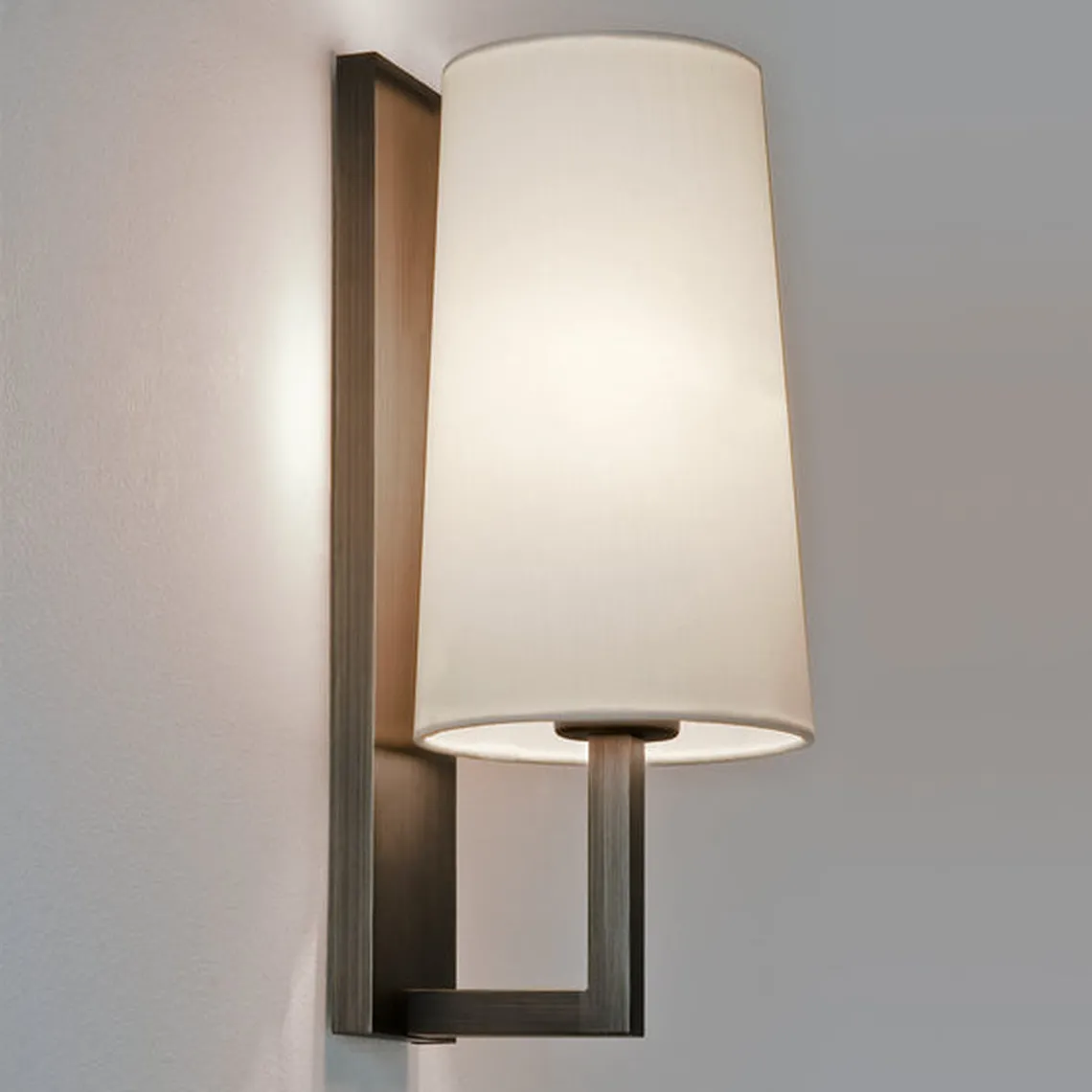 Riva 350 vegglampe med stoffskjerm