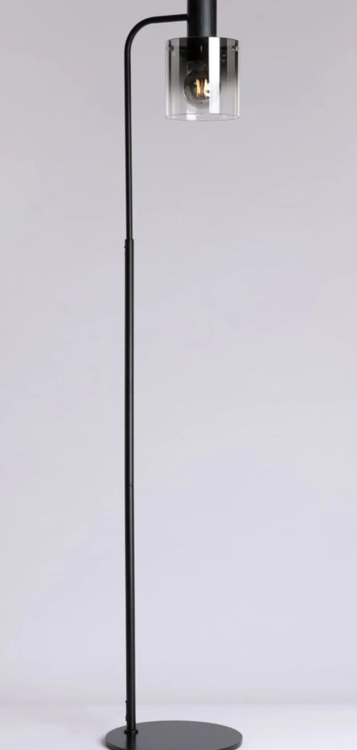 Roxy gulvlampe - Svart/Røykfarget glass