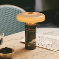 Trip oppladbar bordlampe - Ask marmor/Grå blank skjerm