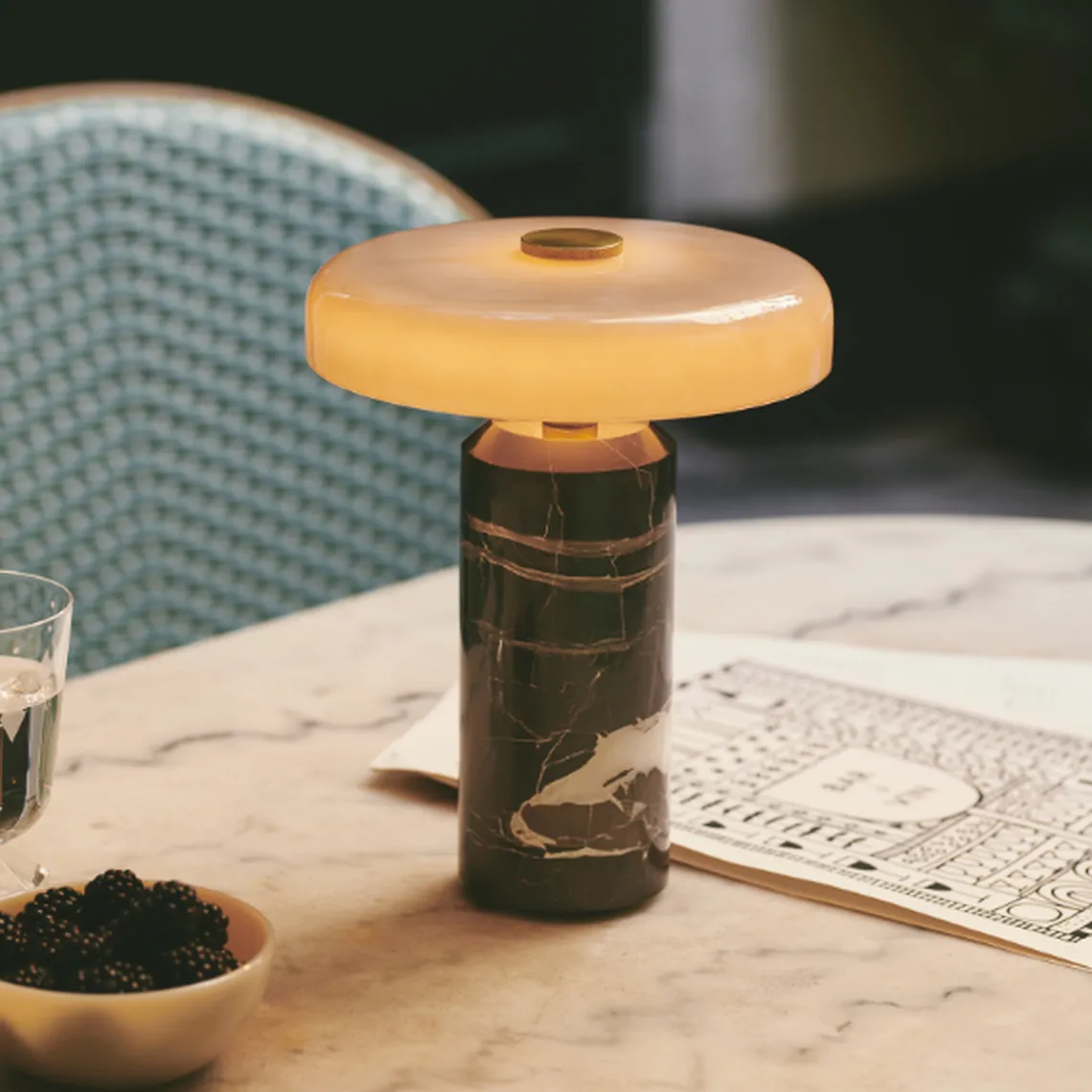 Trip oppladbar bordlampe - Ask marmor/Grå blank skjerm