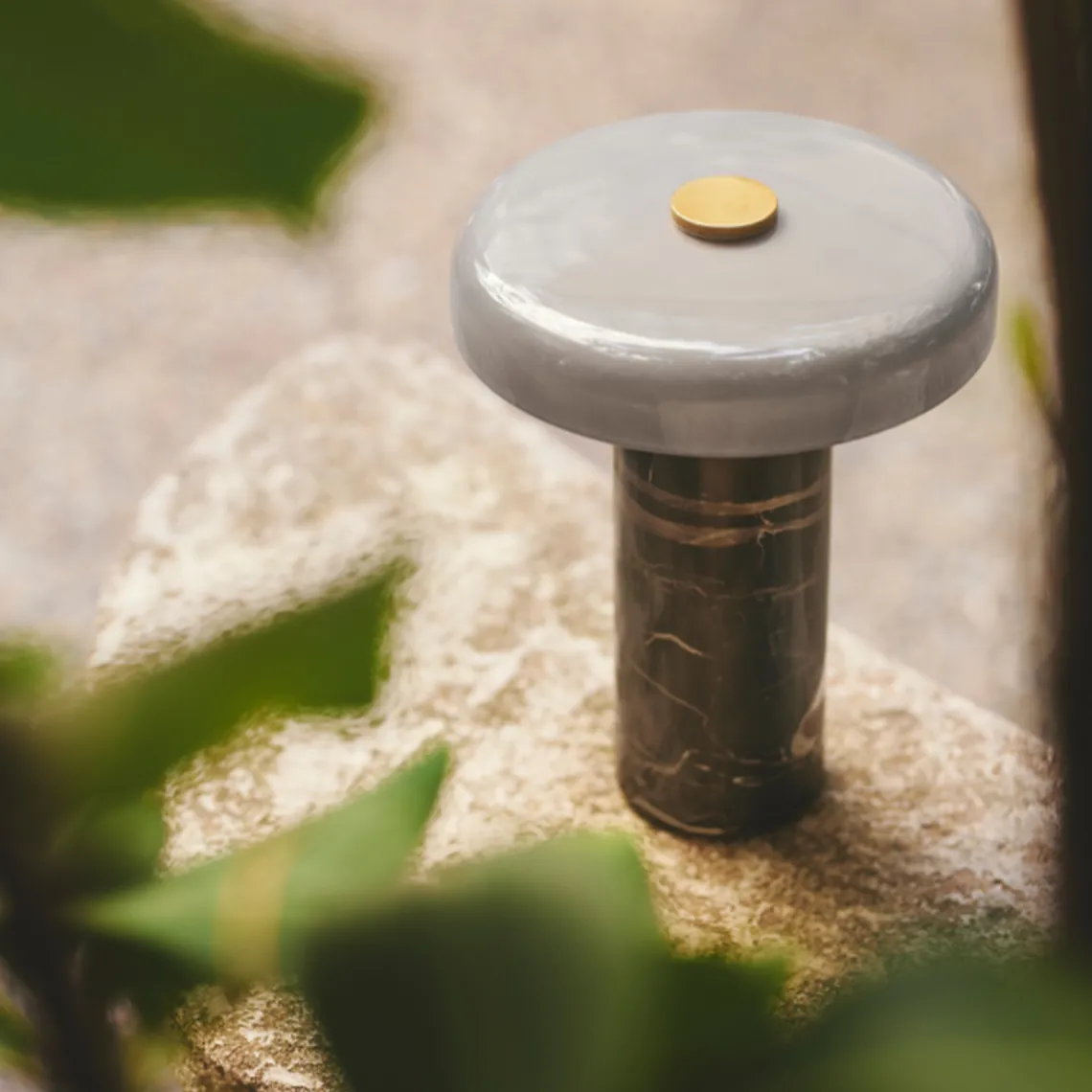 Trip oppladbar bordlampe - Ask marmor/Grå blank skjerm