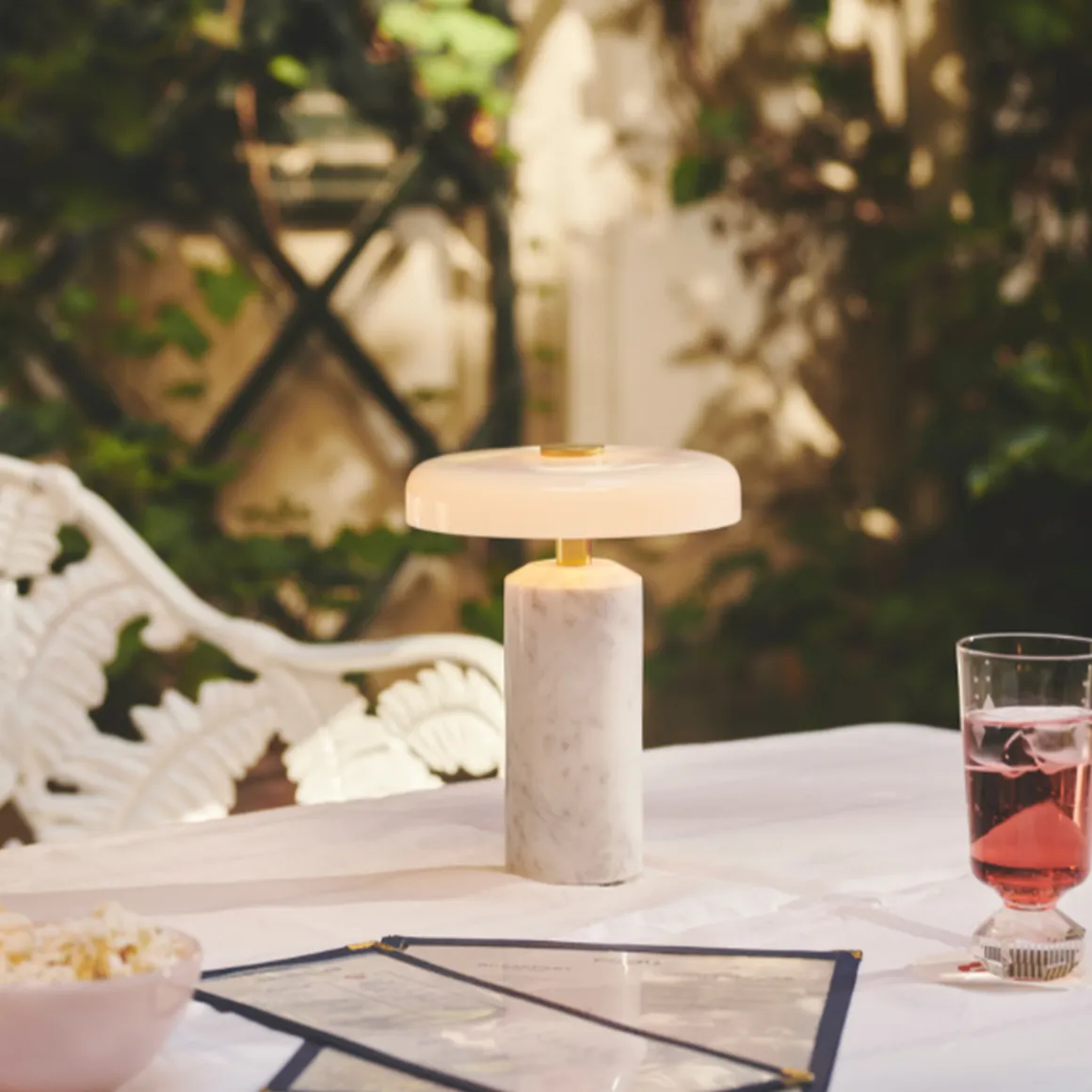 Trip oppladbar bordlampe - Hvit marmor/Hvit skjerm