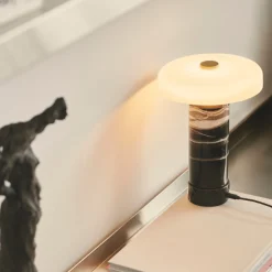 Trip oppladbar bordlampe - Sort marmor/Hvit skjerm